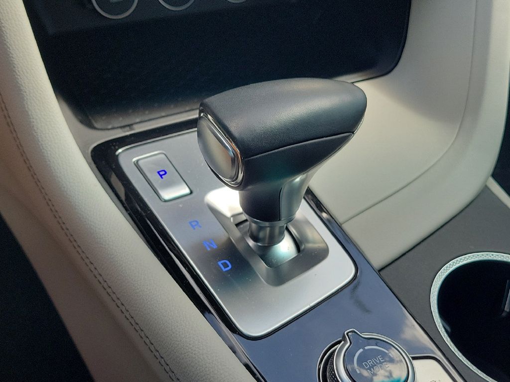 Used 2025 Genesis G70 2.5T RWD image 25