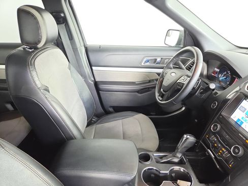 Used 2017 Ford Explorer XLT w/ Equipment Group 202A FWD image 33