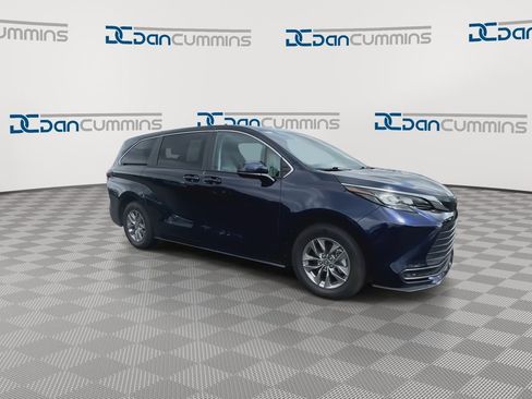 Used 2024 Toyota Sienna LE image 2