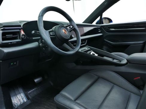 Used 2025 Porsche Macan 4 Electric image 4