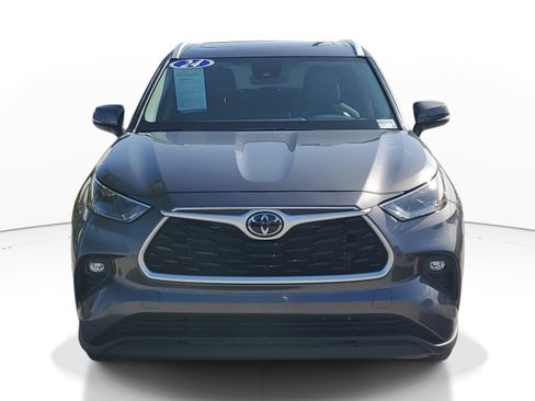 Used 2024 Toyota Highlander XLE FWD image 2