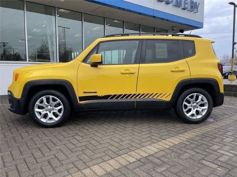 Used 2016 Jeep Renegade Latitude w/ Cold Weather Group FWD image 2