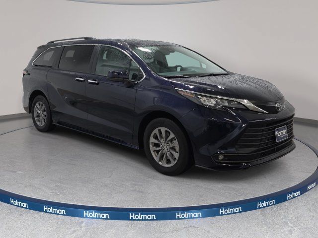 Certified 2026 Toyota Sienna XLE FWD image 3