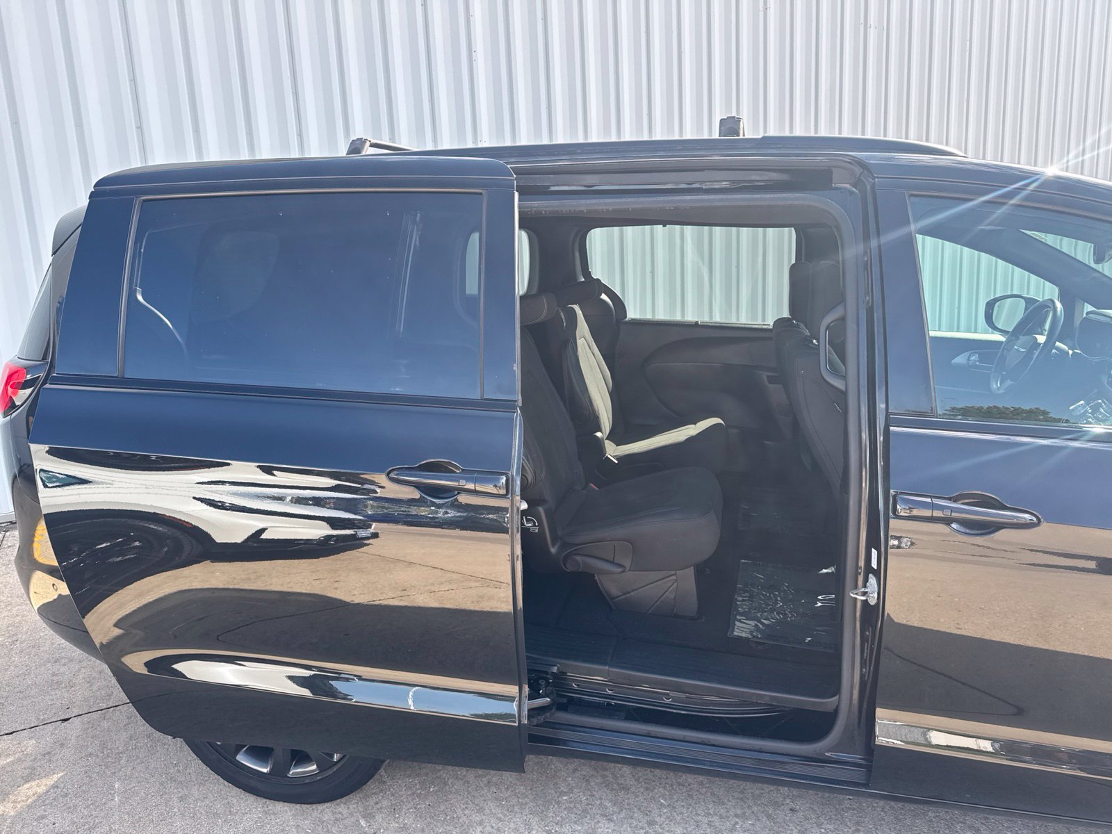 Used 2019 Chrysler Pacifica Touring Plus w/ Advanced Safetytec Group FWD image 15