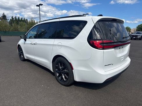 Used 2025 Chrysler Pacifica Limited FWD image 5