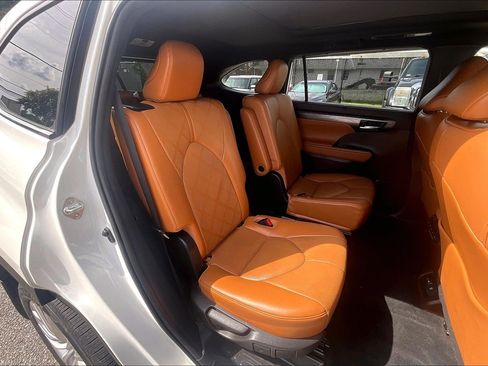 Used 2022 Toyota Highlander Platinum AWD/4WD image 32