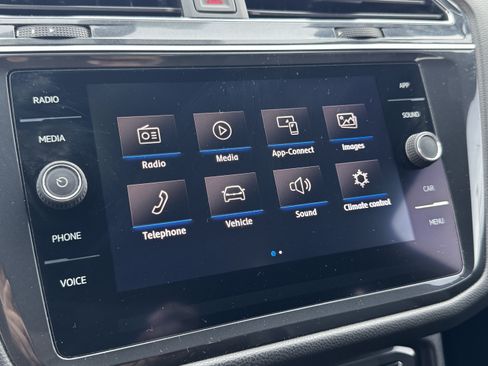 Used 2020 Volkswagen Tiguan SE R-Line FWD image 24