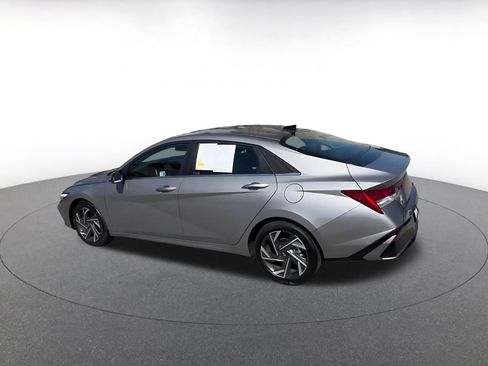 Used 2025 Hyundai Elantra Limited FWD image 10