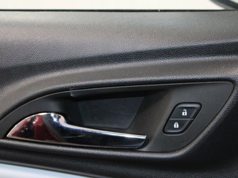 Used 2025 Chevrolet Trax LT image 21