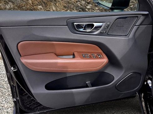 Used 2019 Volvo XC60 T6 Momentum w/ Multimedia Package image 21