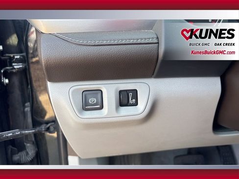 Used 2023 GMC Acadia SLT image 19