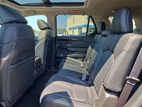 Used 2024 Honda Pilot Touring image 11