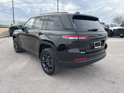 New 2025 Jeep Grand Cherokee Limited w/ Trailer Tow Package AWD/4WD image 4