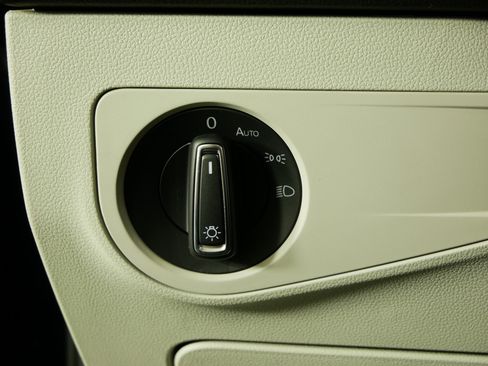 Certified 2022 Volkswagen Tiguan SE w/ Panoramic Sunroof Package image 23