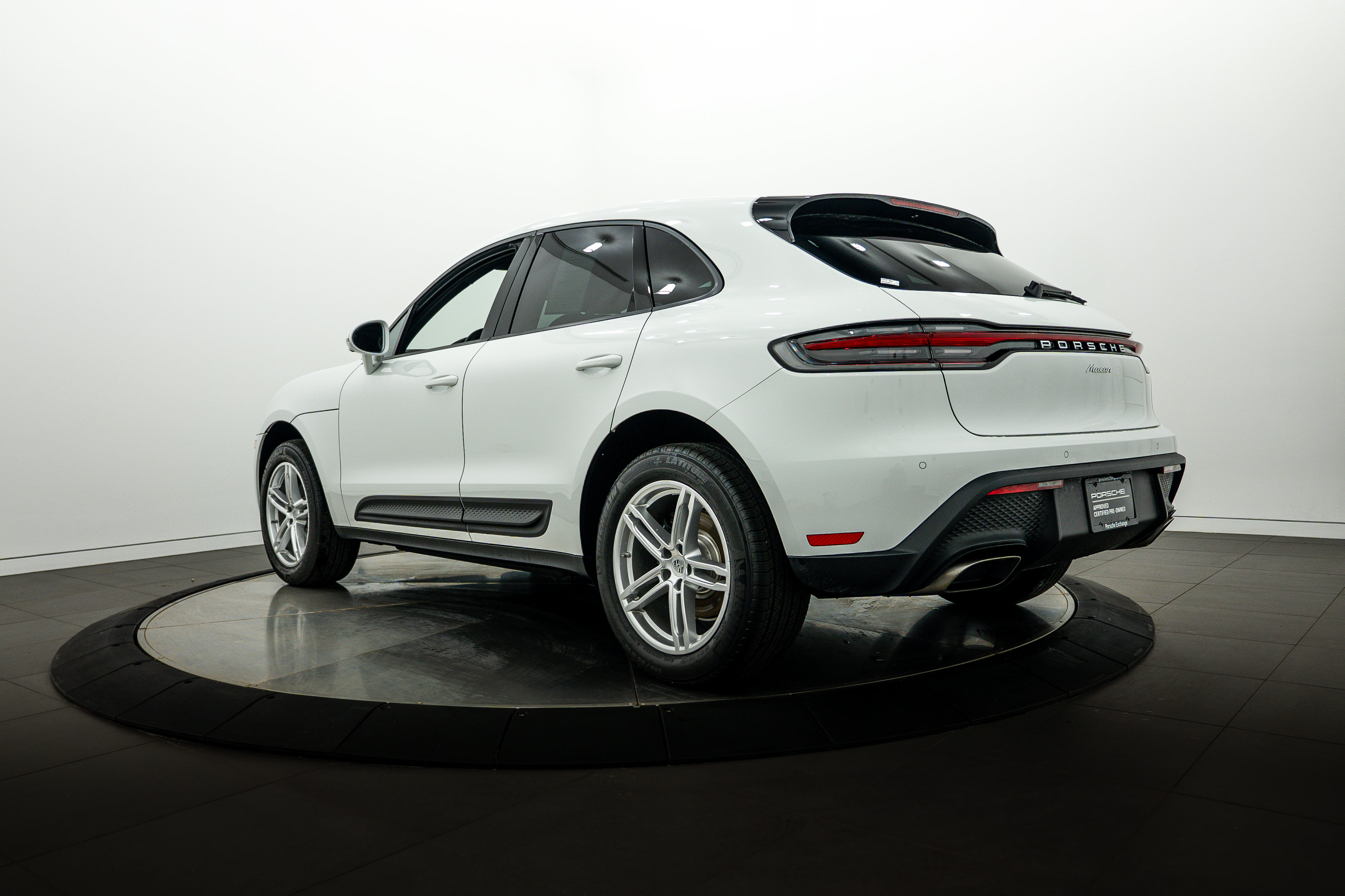 Certified 2026 Porsche Macan AWD/4WD image 3