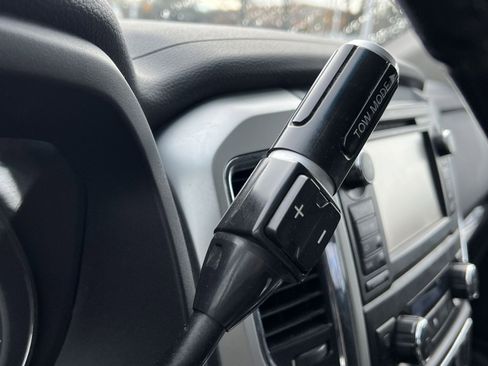 Used 2017 Nissan Titan SV image 29