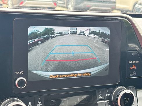 Used 2025 Toyota Highlander XLE AWD/4WD image 25