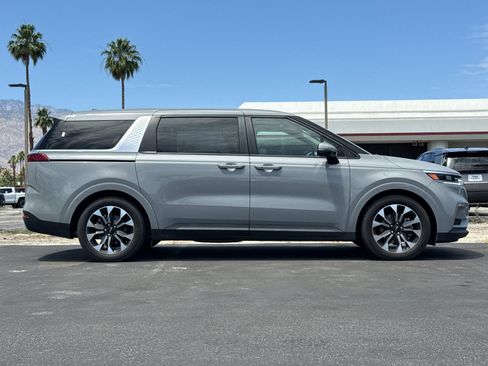 Used 2024 Kia Carnival EX FWD image 2