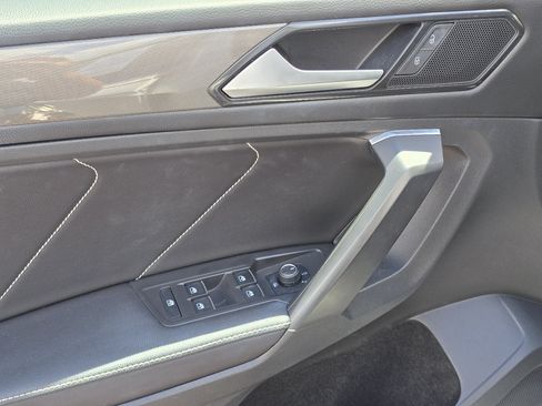 Used 2022 Volkswagen Tiguan SE w/ Panoramic Sunroof Package FWD image 32