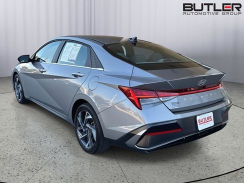 Used 2025 Hyundai Elantra SEL image 3