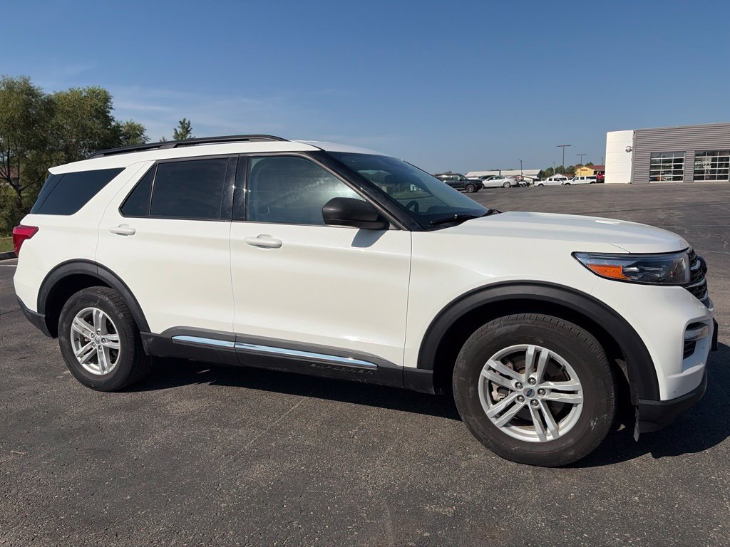 Used 2023 Ford Explorer XLT w/ Equipment Group 202A AWD/4WD image 3