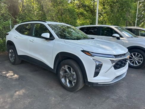 Used 2025 Chevrolet Trax LT w/ LT Convenience Package FWD image 3