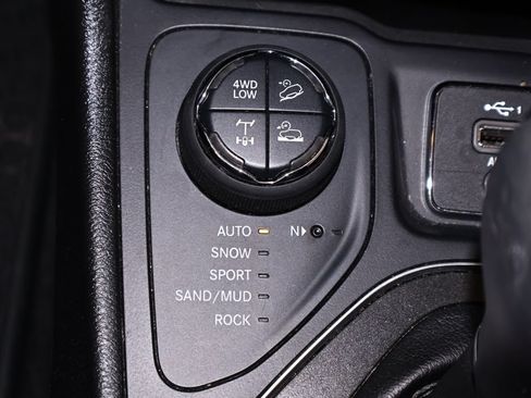 Used 2019 Jeep Cherokee Trailhawk w/ Cold Weather Group AWD/4WD image 30