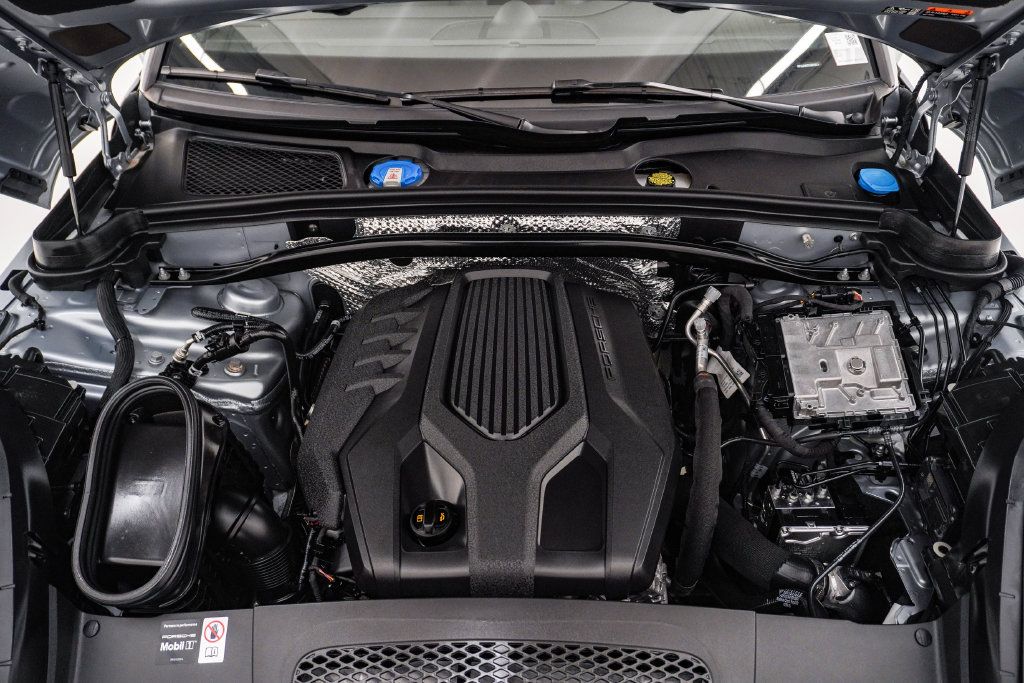Certified 2026 Porsche Macan AWD/4WD image 28