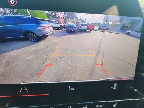 Used 2023 GMC Canyon Elevation w/ Elevation Premium Package AWD/4WD image 18