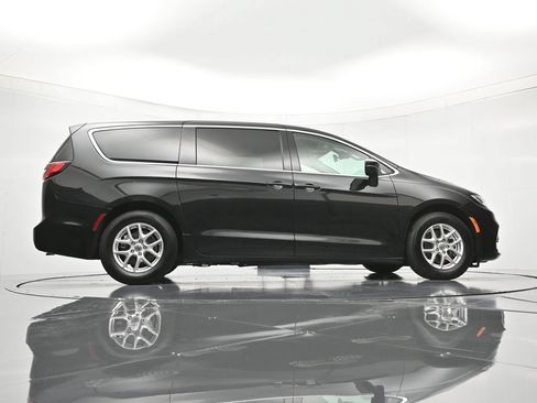 Used 2023 Chrysler Pacifica Touring-L FWD image 39