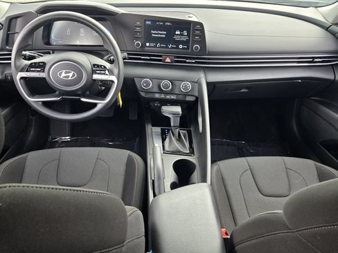 Used 2025 Hyundai Elantra SE FWD image 12