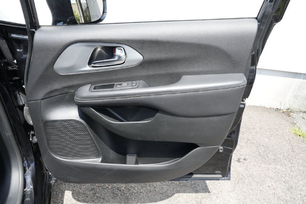 Used 2025 Chrysler Pacifica Limited FWD image 33