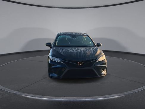Used 2019 Toyota Camry SE FWD image 3