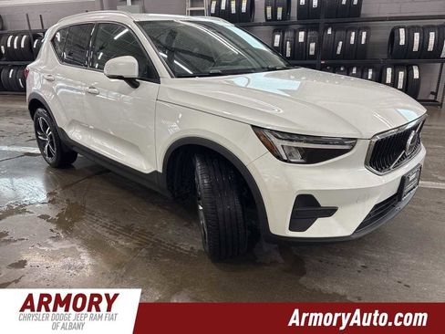 Used 2023 Volvo XC40 B5 Core w/ Convenience Package image 3