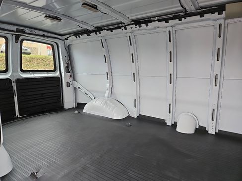 New 2025 Chevrolet Express 3500 image 5