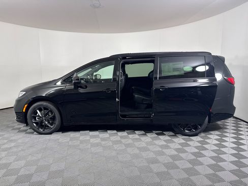 New 2026 Chrysler Pacifica Limited w/ S Appearance Package image 4