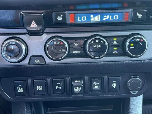 Used 2018 Toyota Tacoma TRD Sport AWD/4WD image 31