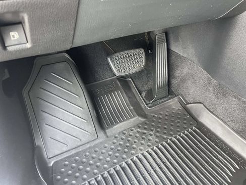 Used 2021 Toyota Highlander LE FWD image 17