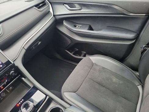 Used 2024 Jeep Grand Cherokee L Altitude image 17