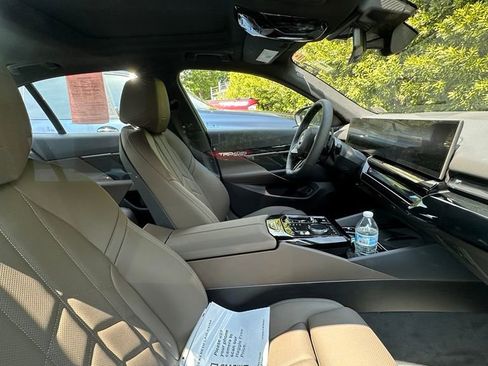 Used 2027 BMW 530i xDrive AWD/4WD image 4