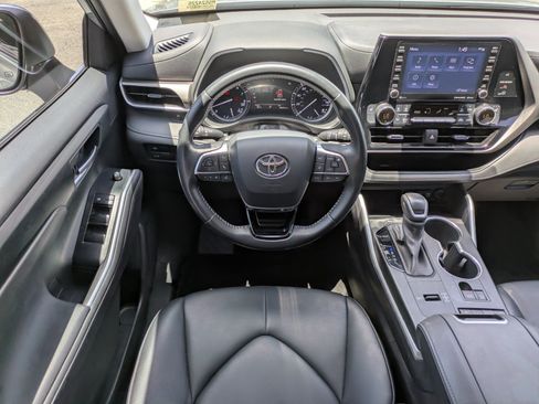Used 2021 Toyota Highlander XLE FWD image 14