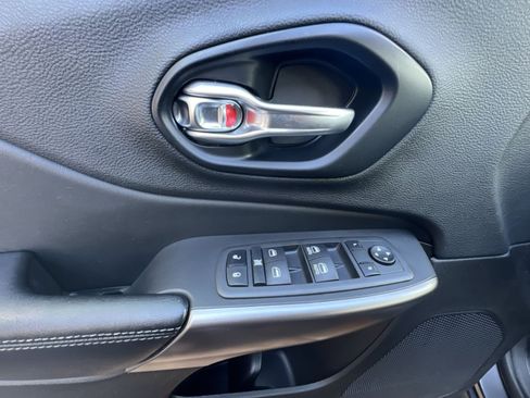 Used 2022 Jeep Cherokee Latitude Lux w/ Sun & Sound Group AWD/4WD image 23