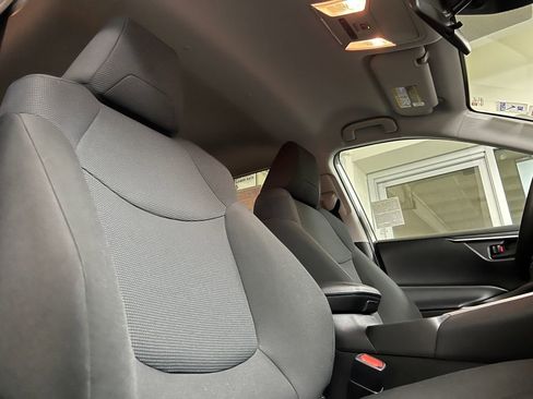 Used 2021 Toyota RAV4 LE image 20