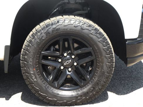 Used 2019 Chevrolet Silverado 1500 LT Trail Boss w/ Convenience Package AWD/4WD image 38