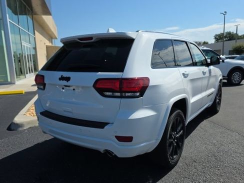 Used 2020 Jeep Grand Cherokee Laredo RWD image 4