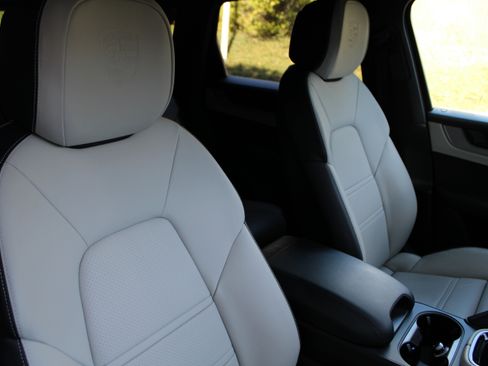 Certified 2025 Porsche Cayenne image 32