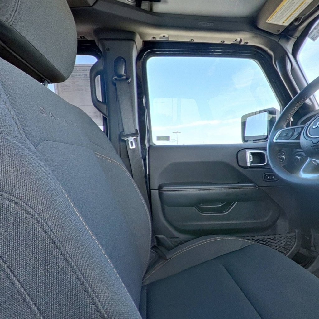 Used 2024 Jeep Wrangler Unlimited Sahara AWD/4WD image 32