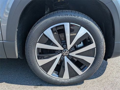 Used 2024 Volkswagen Taos SE image 11