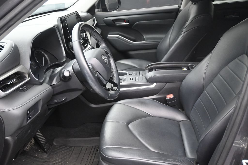 Used 2021 Toyota Highlander XLE AWD/4WD image 12