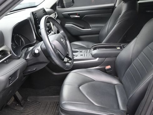 Used 2021 Toyota Highlander XLE AWD/4WD image 12